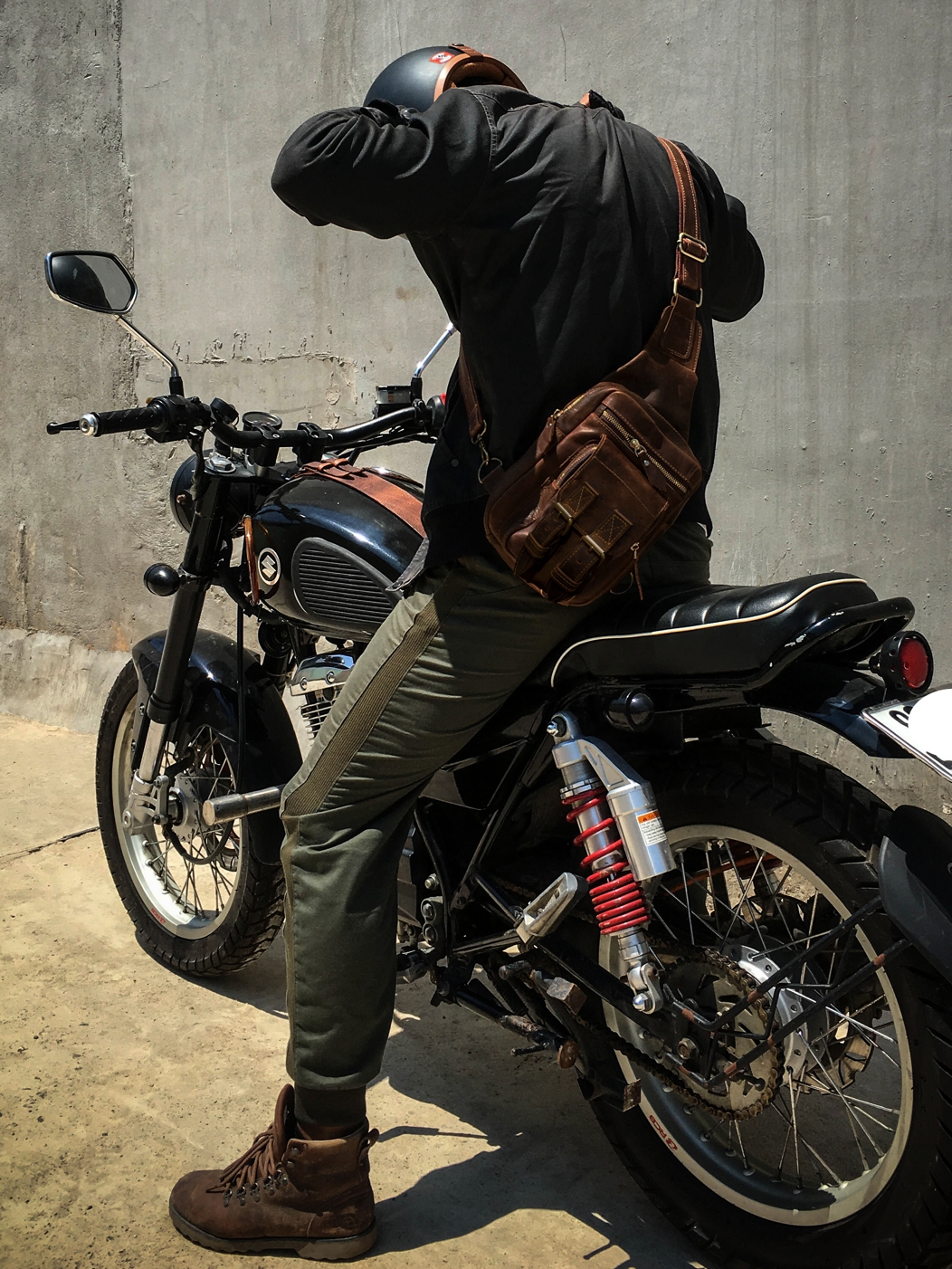 Túi đeo chéo da bò sáp ngựa điên Biker - Manuk Leather Design