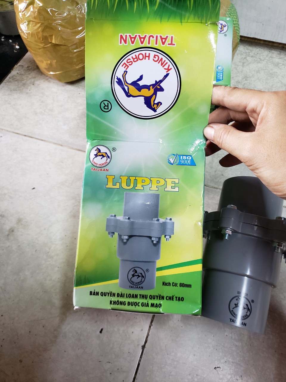 1 cái van 1 chiều luppe xám hiệu con ngựa Đài Loan Phi 60 x 6 ốc