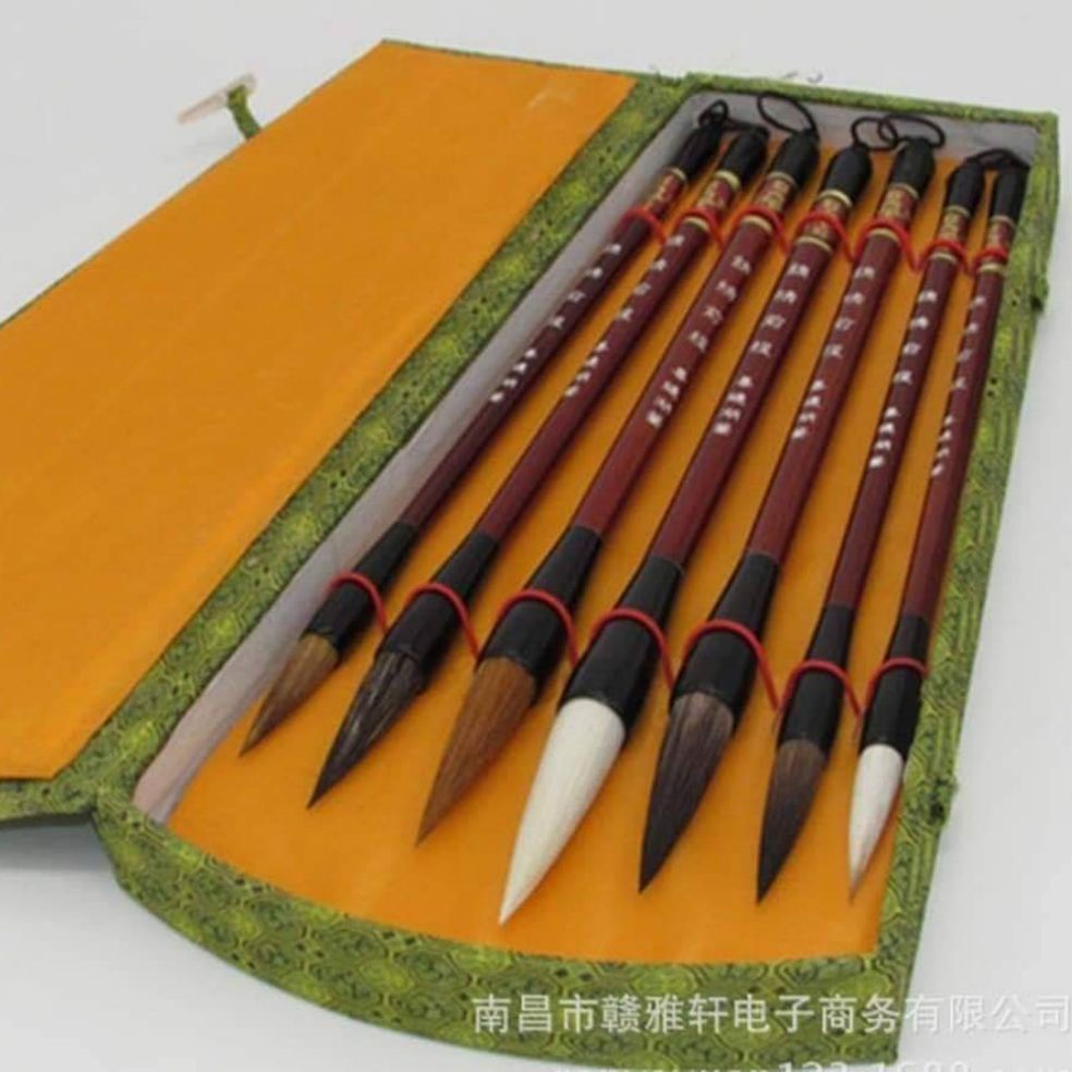Bộ 7 bútCó hộp đựng bằng gấmChiều dài hộp 34cm, rộng 17cmCông năng: viết thư pháp, thư họa