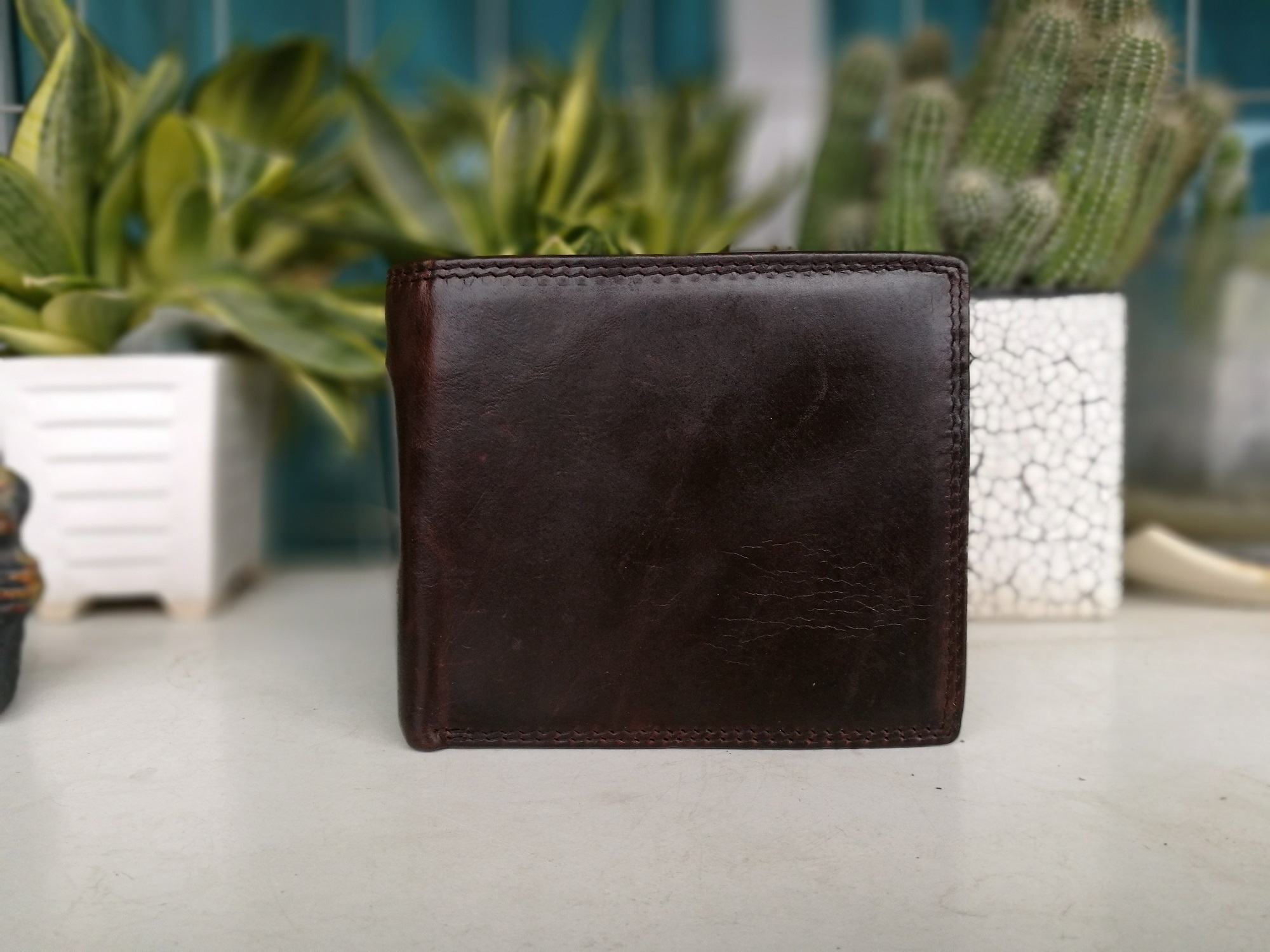 Ví ngang da bò thật màu nâu đất - dòng ví bền bỉ đựng vừa giấy tờ ngày xưa - đáng mua trong tầm giá VTC16 nâu đất Thatchatstore