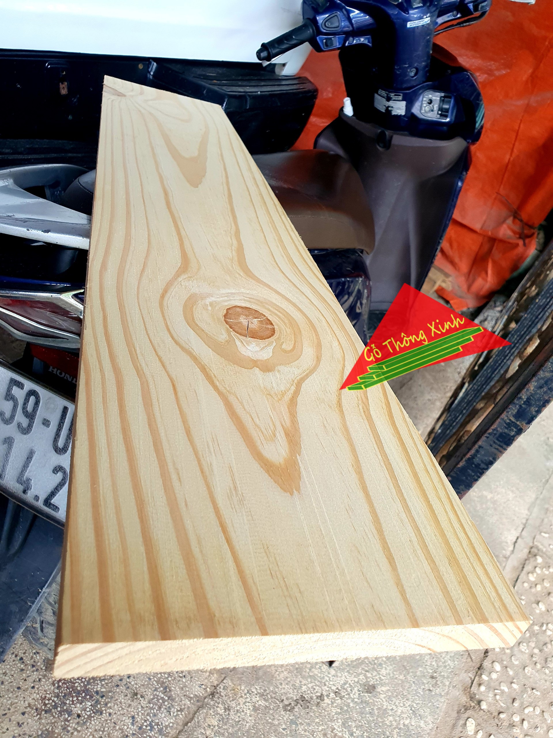 Tấm gỗ thông mặt rộng 20cm, dài 80cm, dày 2cm được bào láng 4 mặt đẹp, rất thích hợp làm kệ, trang trí, làm bàn ghế