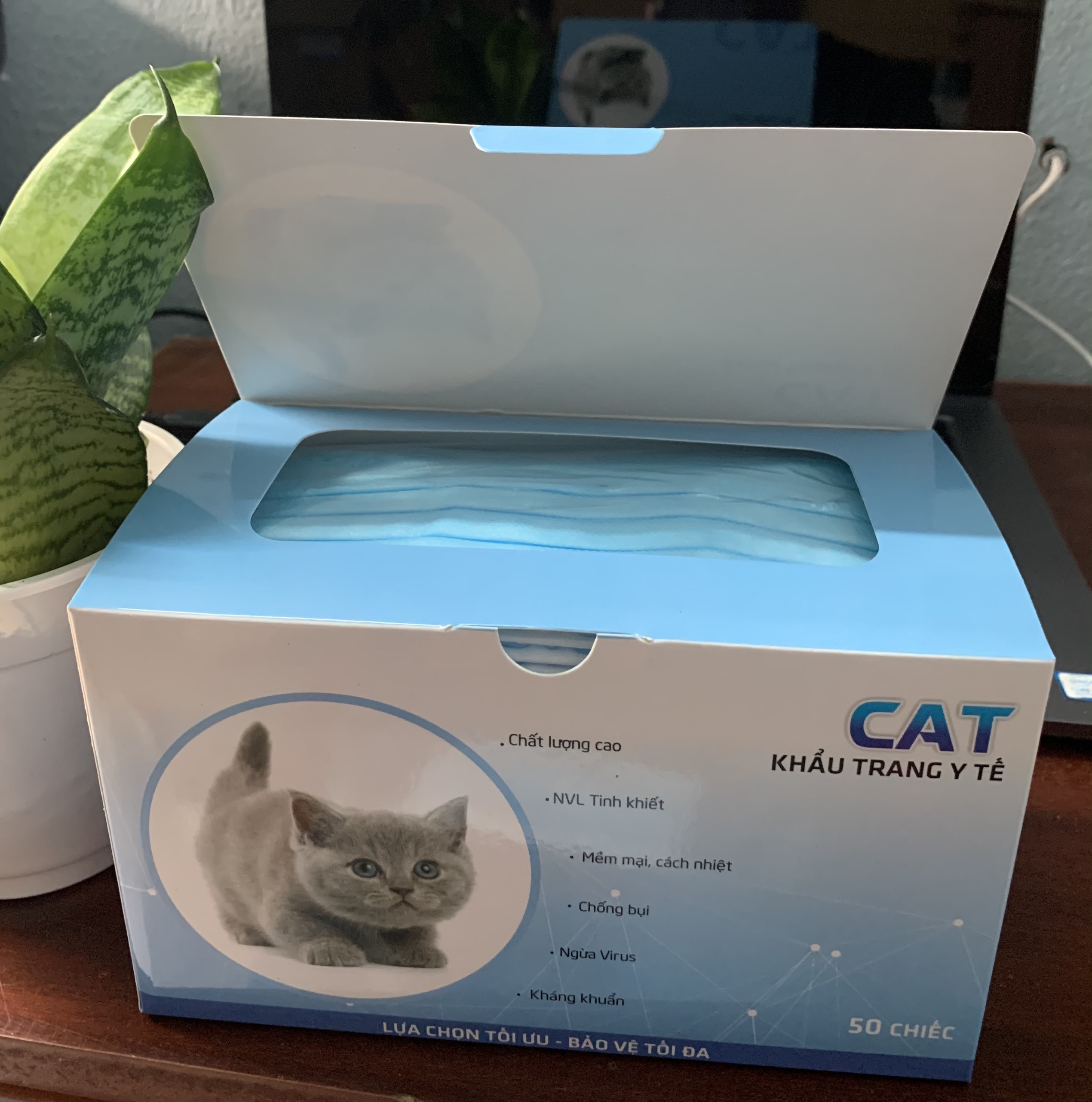 Hộp 50 cái khẩu trang y tế 4 lớp cat chất lượng cao, tinh khiết, mềm mại, chống bụi, ngừa virus kháng khuẩn nsx: 01/2020 hsd: 01/2025