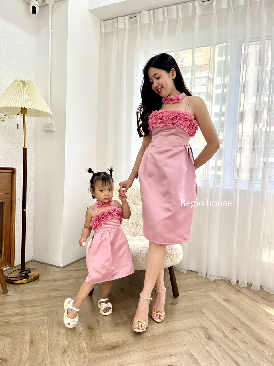 Đầm thiết kế đính hoa cho mẹ và bé