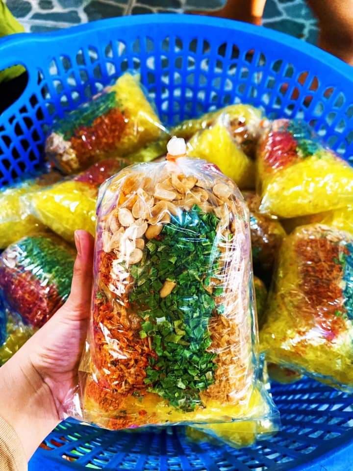 1 bịch bánh tráng trộn để riêng gia vị đầy đủ topping trừ (xoài+trứng cút)