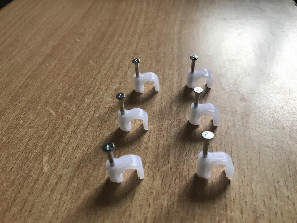 Nẹp dây R20 túi 50 cái kích thước đủ cho ruột gà và 4 dây liền nguồn