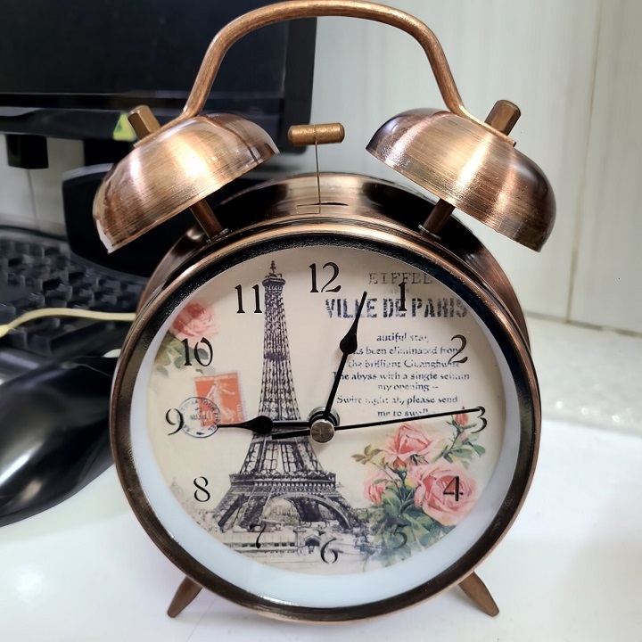 Đồng hồ để bàn báo thức clock