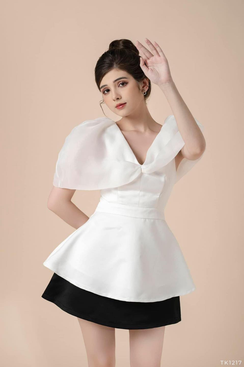 Áo peplum cổ V phối oganza tay phồng