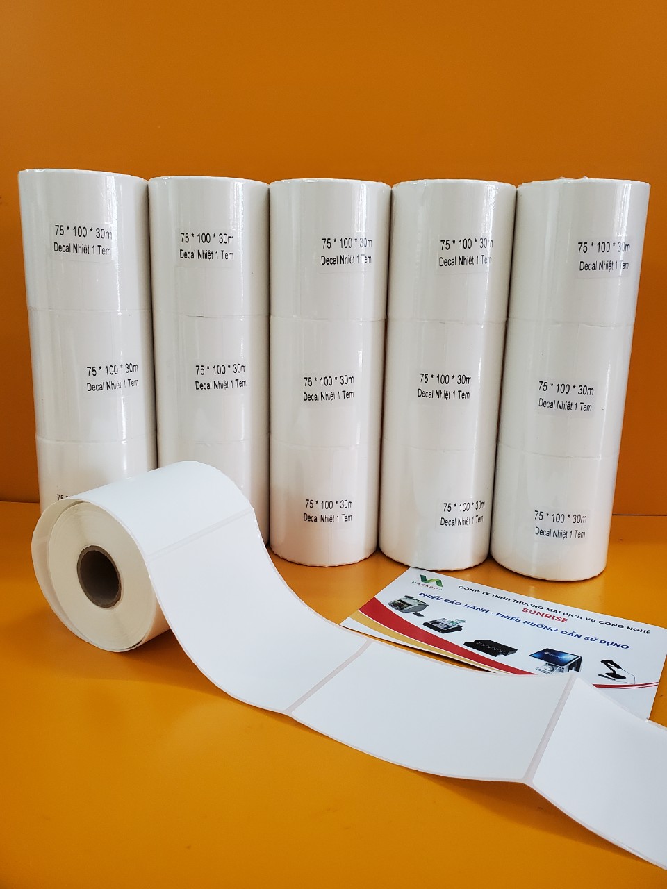 Thùng 30 cuộn giấy in nhiệt khổ a7 tem mã vạch 75x100mm giấy in đơn hàng giấy nhiệt có sẵn lớp keo dán