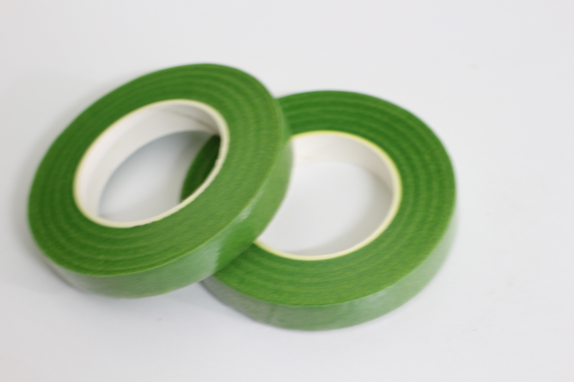 Một cuộn băng keo sáp dùng làm thân hoa giả