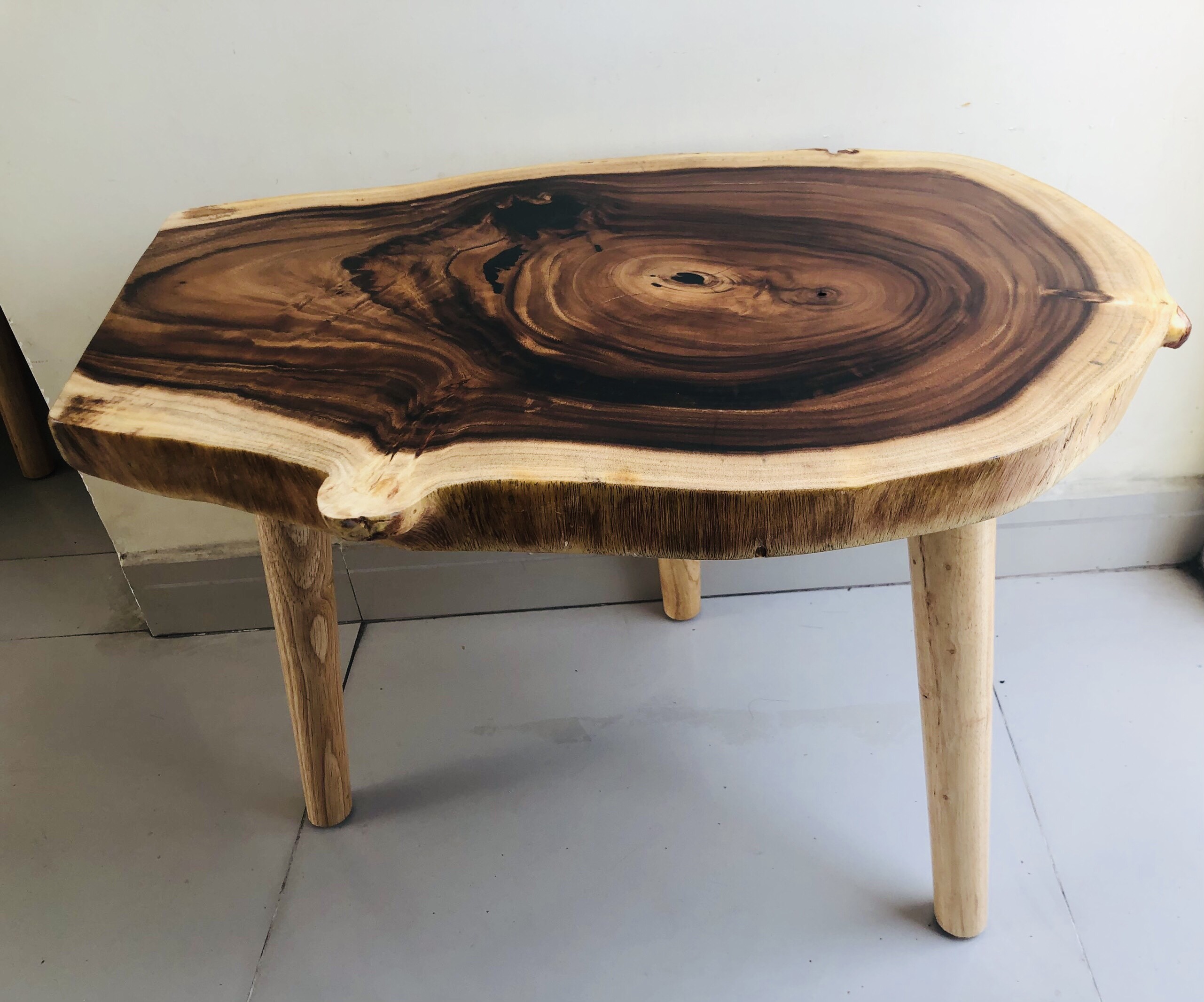 TẶNG CHÂN BÀN Bàn Gỗ Me Tây Đổ Keo Epoxy Resin Sở Hữu Đường Vân Bắt Mắt Tông Màu Trầm Ấm Sang Trọng Siêu Bền -Bàn Trà Chịu Nước Cực Tốt Trang Trí Nội Thất ( NhậnThiết Kế Theo Yêu Cầu)