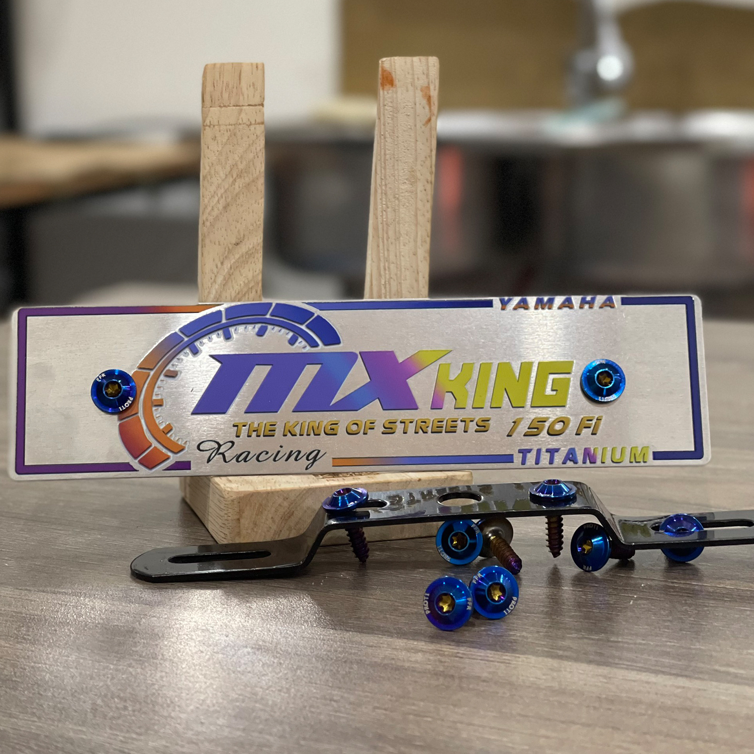 Bảng tên xe máy Mxking tặng kèm pat và ốc kẹp titan