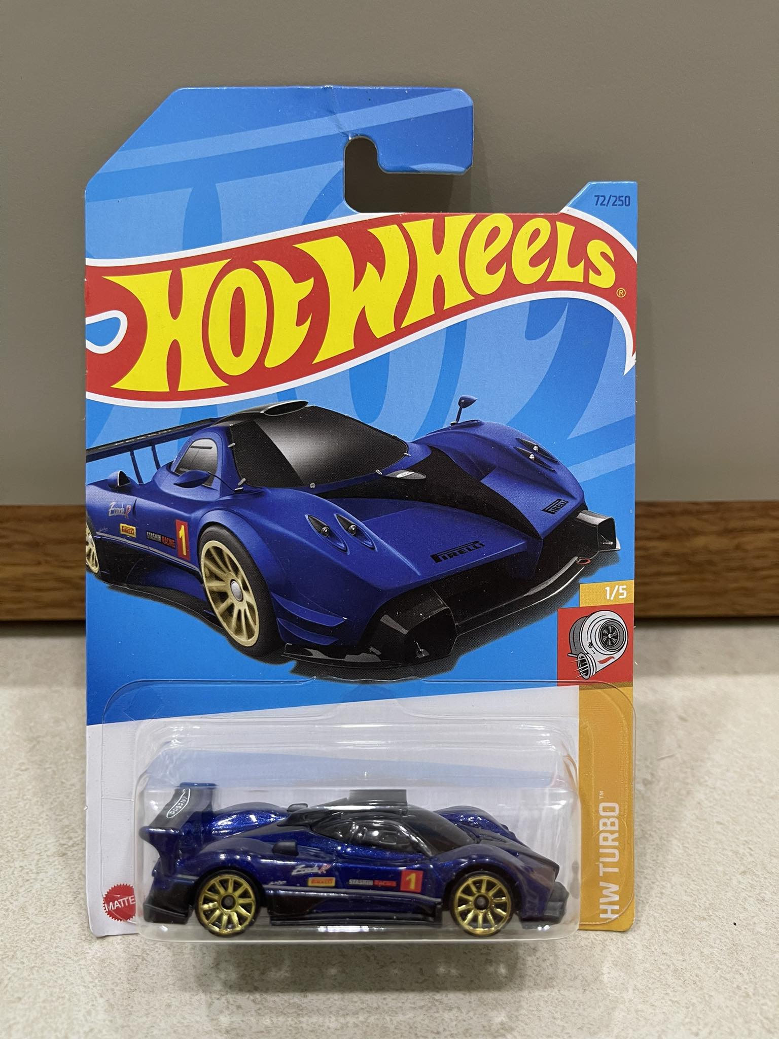 Xe mô hình đồ chơi Hotwheels cơ bản 1:64 - Pagani Zonda R