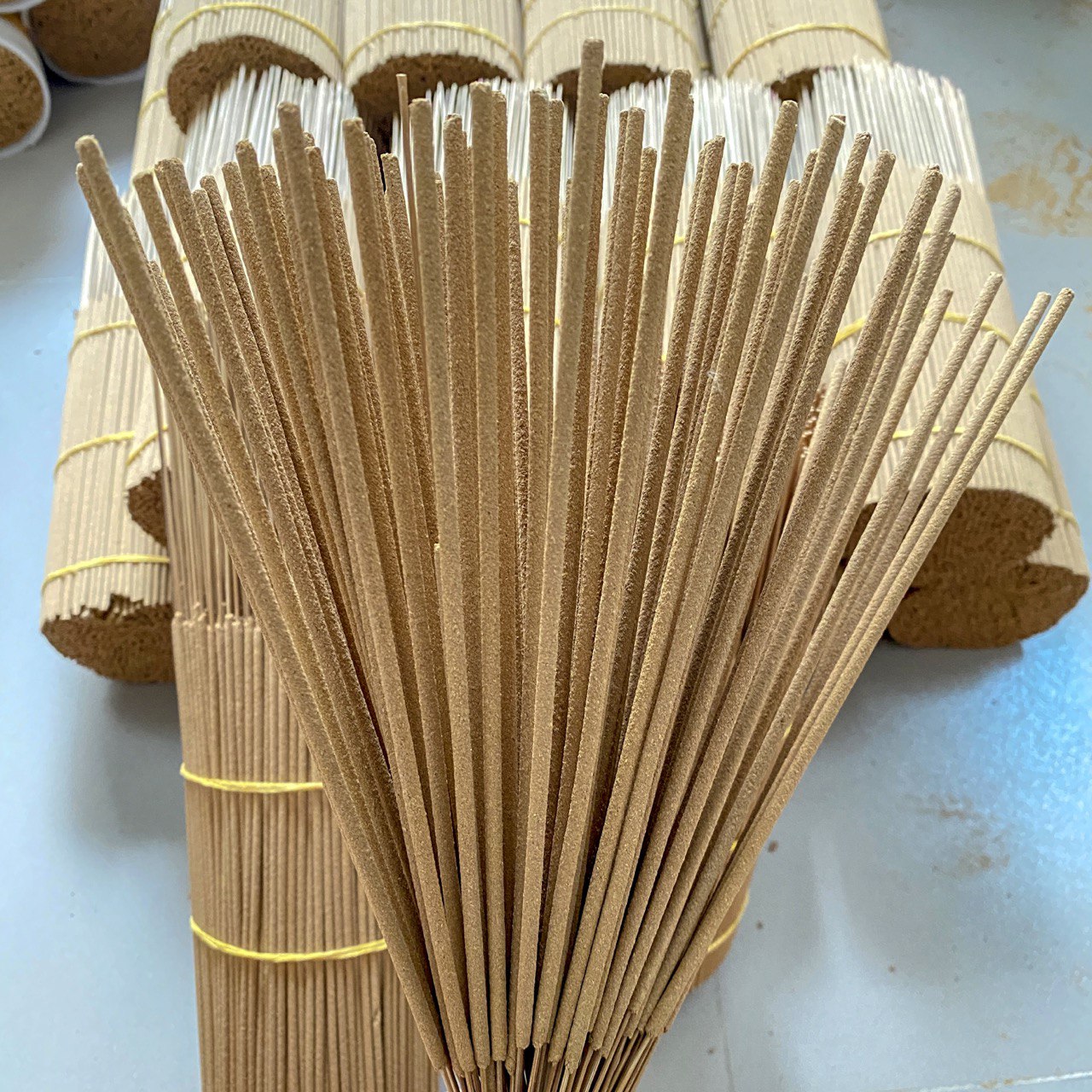 Nhang Cây Trầm Hương Tự Nhiên (250g) hộp 150 cây chiều dài 30cm và 40cm - Nhang sạch không tẩm hoá chất hương Trầm tự nhiên thơm dịu nhẹ không cuốn tàn bảo vệ sức khoẻ người dùng