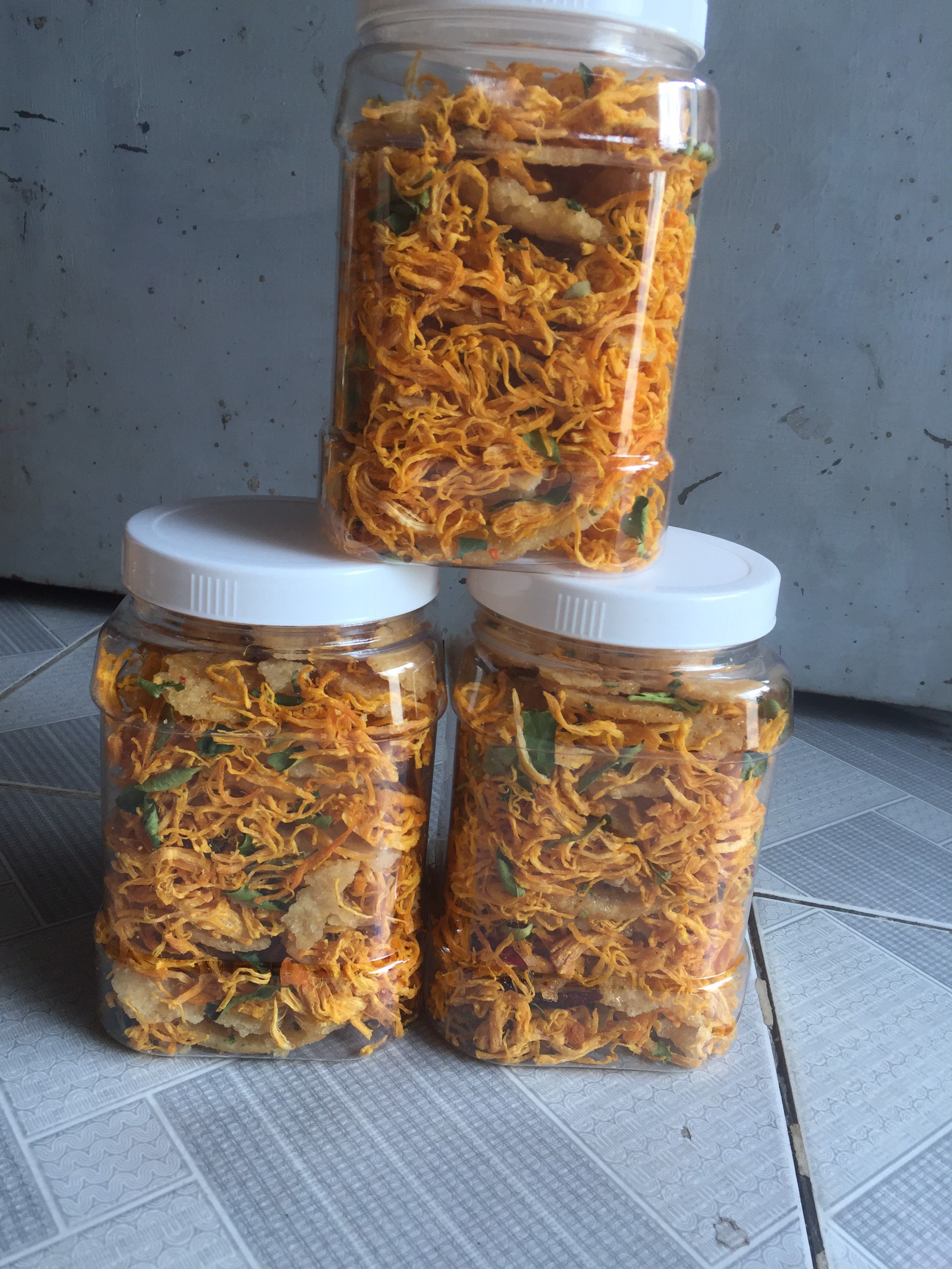 1kg Cơm cháy mắm hành lắc Khô gà loại ngon (2 hũ 500gram)