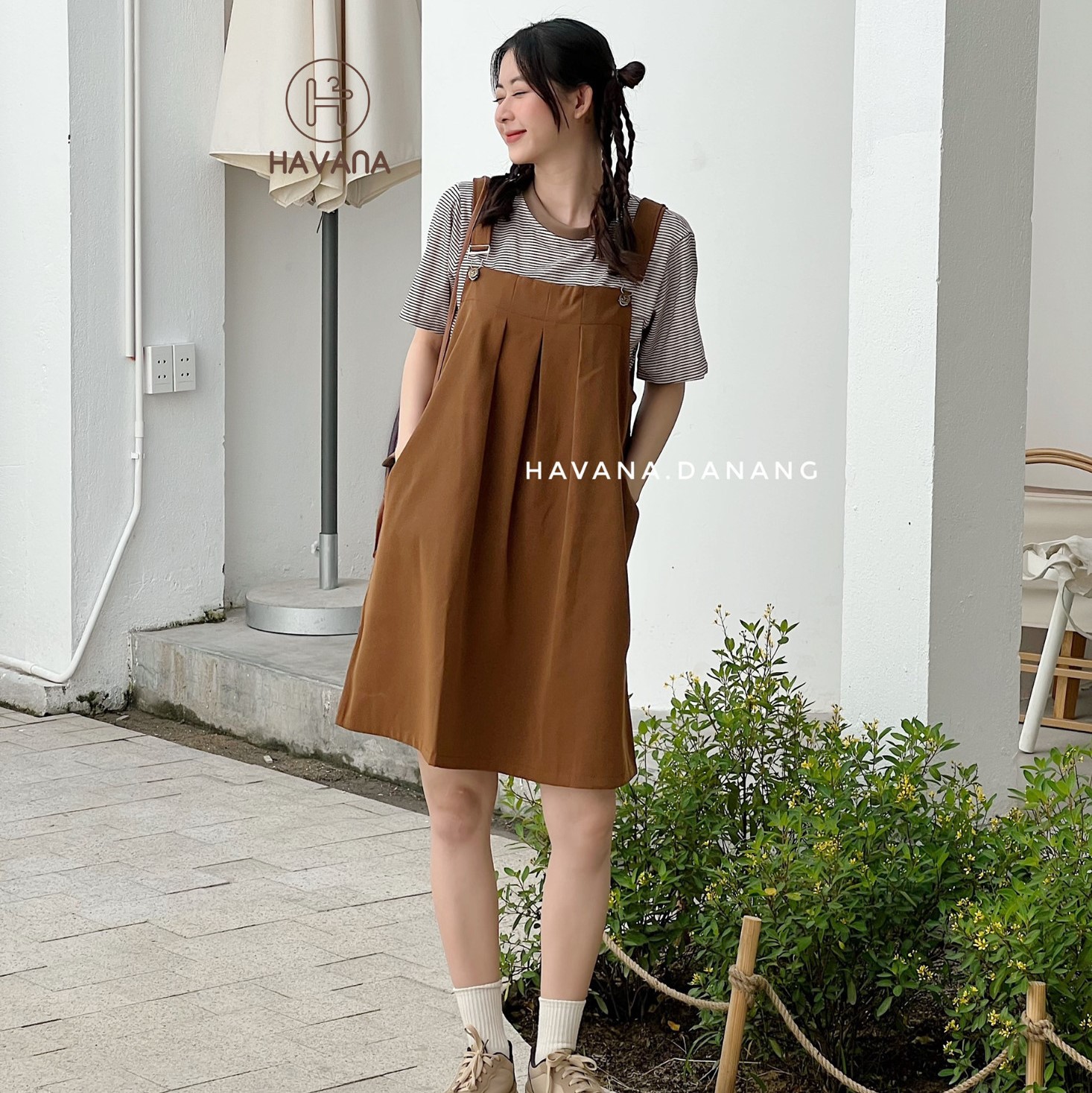 Set yếm xếp ly kaki kèm áo thun kẻ sọc, set yếm ngắn