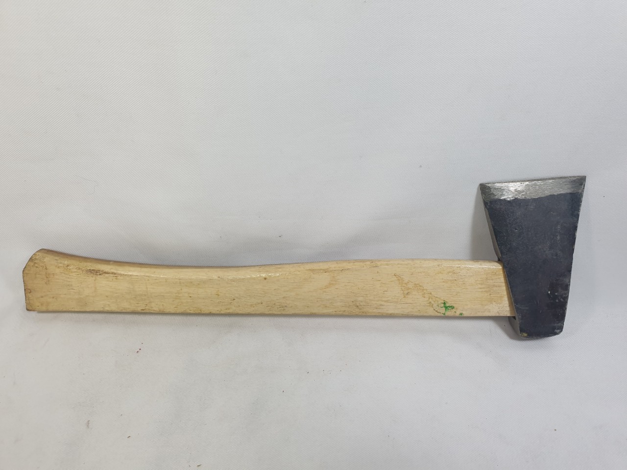 Búa rìu, đẽo 2 dấu cán gỗ dùng để đóng đinh, chặt cây, bổ củi,...