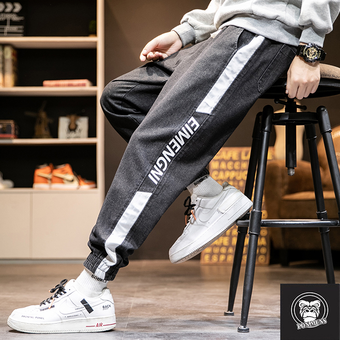 Quần jean jogger nam nữ bó gấu lưng chun chữ sọc phong cách Hàn Quốc