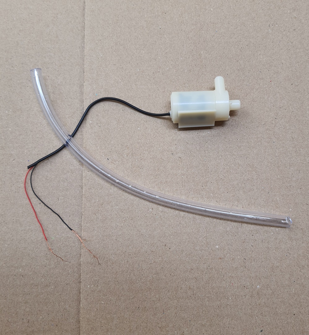 Máy bơm chìm mini sử dụng pin, có kèm 30 cm dây dẫn nước, không kèm pin