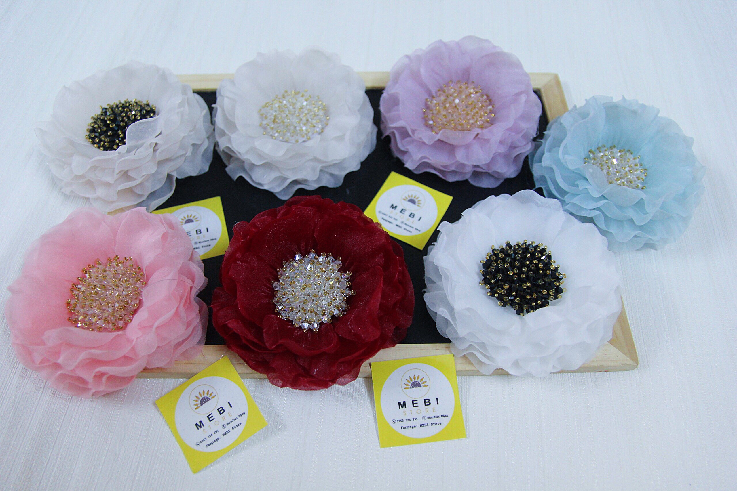 (Fullbox-Ảnh thật 100%) Hoa cài áo handmade MEBI Store mẫu hoa cánh voan xếp tầng nhụy pha lê size lớn 10-11cm