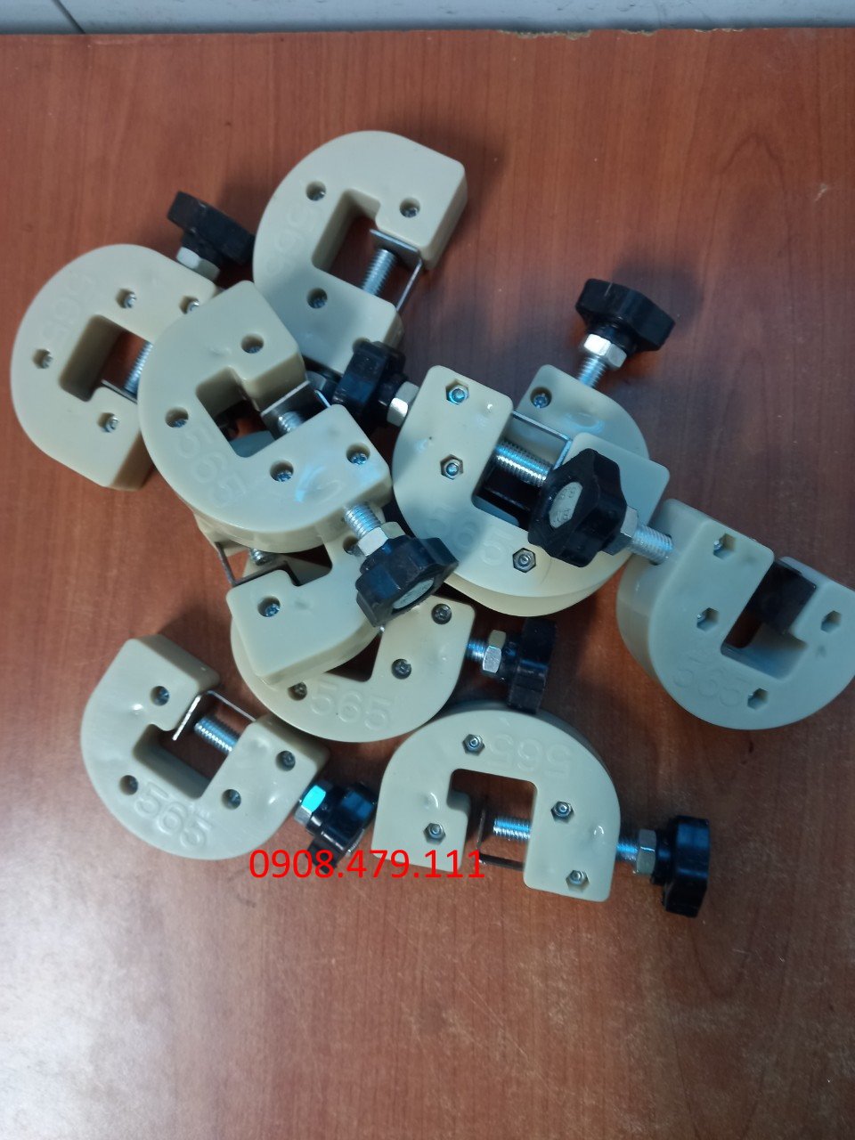 Kẹp thay thế cho chốt nhựa khi đổ khuôn chậu cảnh ABS.