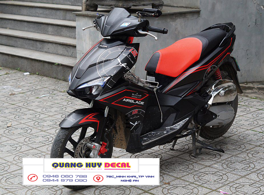 Tem trùm xe máy AIR BLADE đen chỉ đỏ đồng hồ - chế tem xe máy AIR BLADE thiết kế theo yêu cầu - Tem xe máy AIR BLADE rẻ đẹp và chất