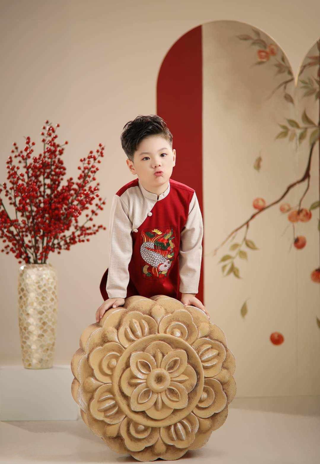 Áo dài bé trai thêu cá chép chất vải nhung tăm mềm mịn màu xanh đỏ - Áo Dài Sài Gòn H&T