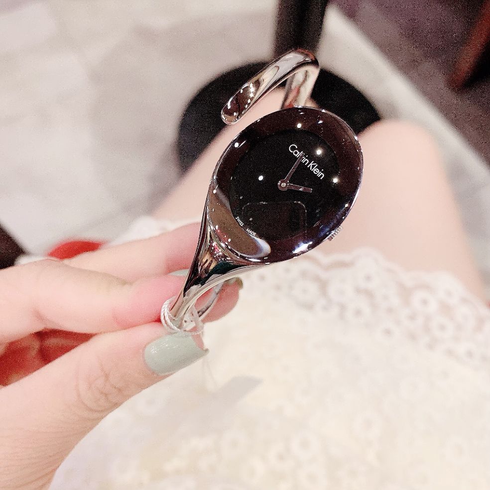 ĐỒNG HỒ LẮC TAY CALVIN KLEIN HÌNH CHIẾC MUỖN RẤT ĐẶC BIỆT