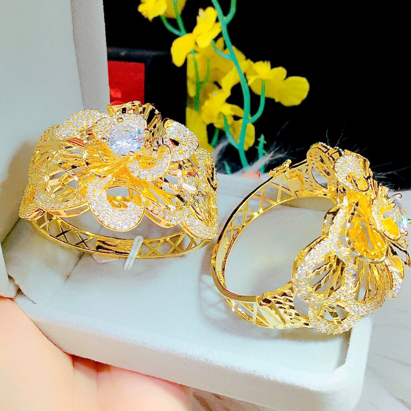 Vòng tay nữ kiểu hoa xoáy mạ vàng 18k đính xoàn cực đẹp
