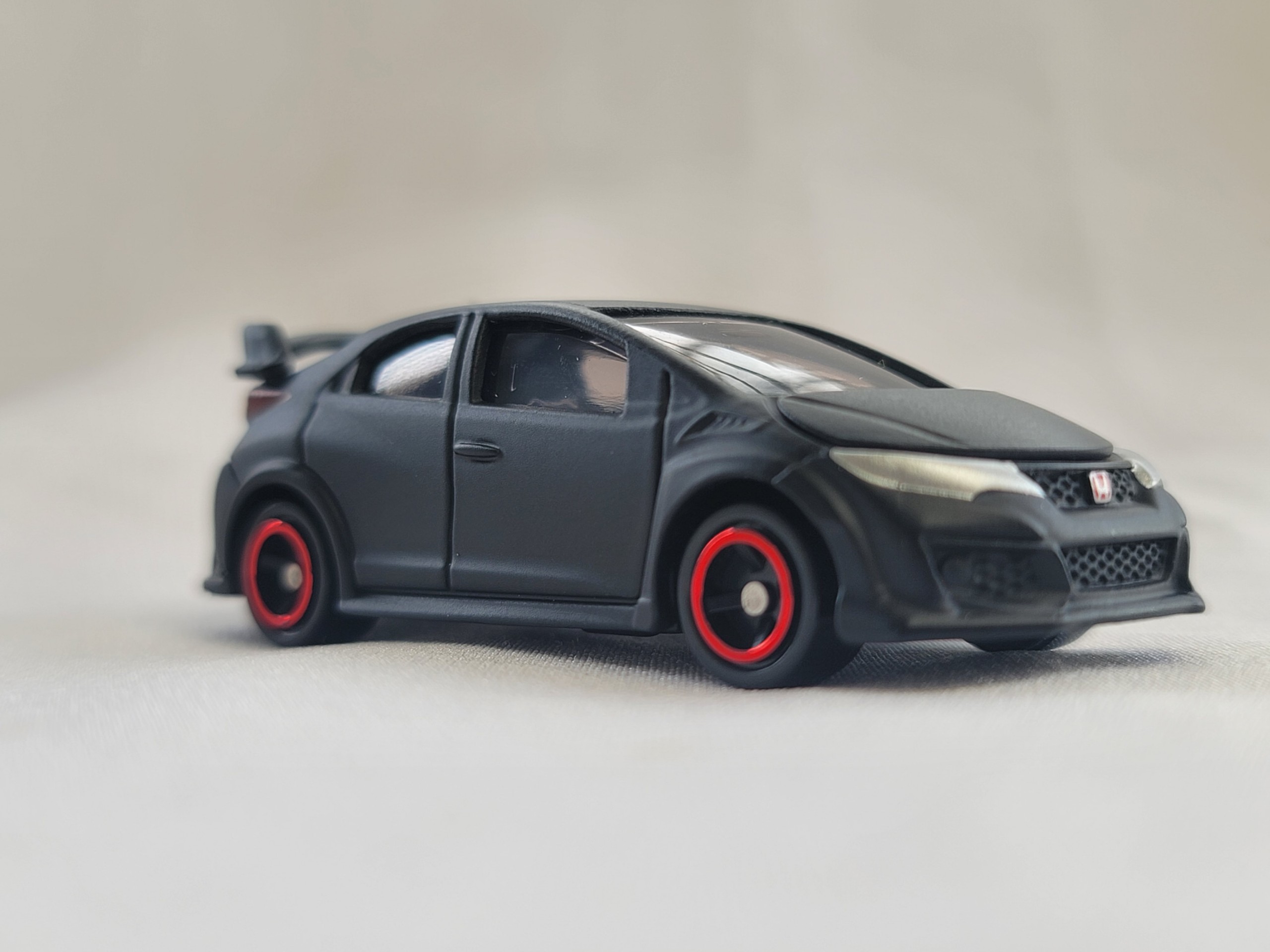 Xe mô hình Tomica (CH) - Xe Honda CIVIC TYPE R (Tỉ lệ 1.64) màu đen mờ mở được cốp trước rất đẹp giá rẻ cho bé hay sưu tập.