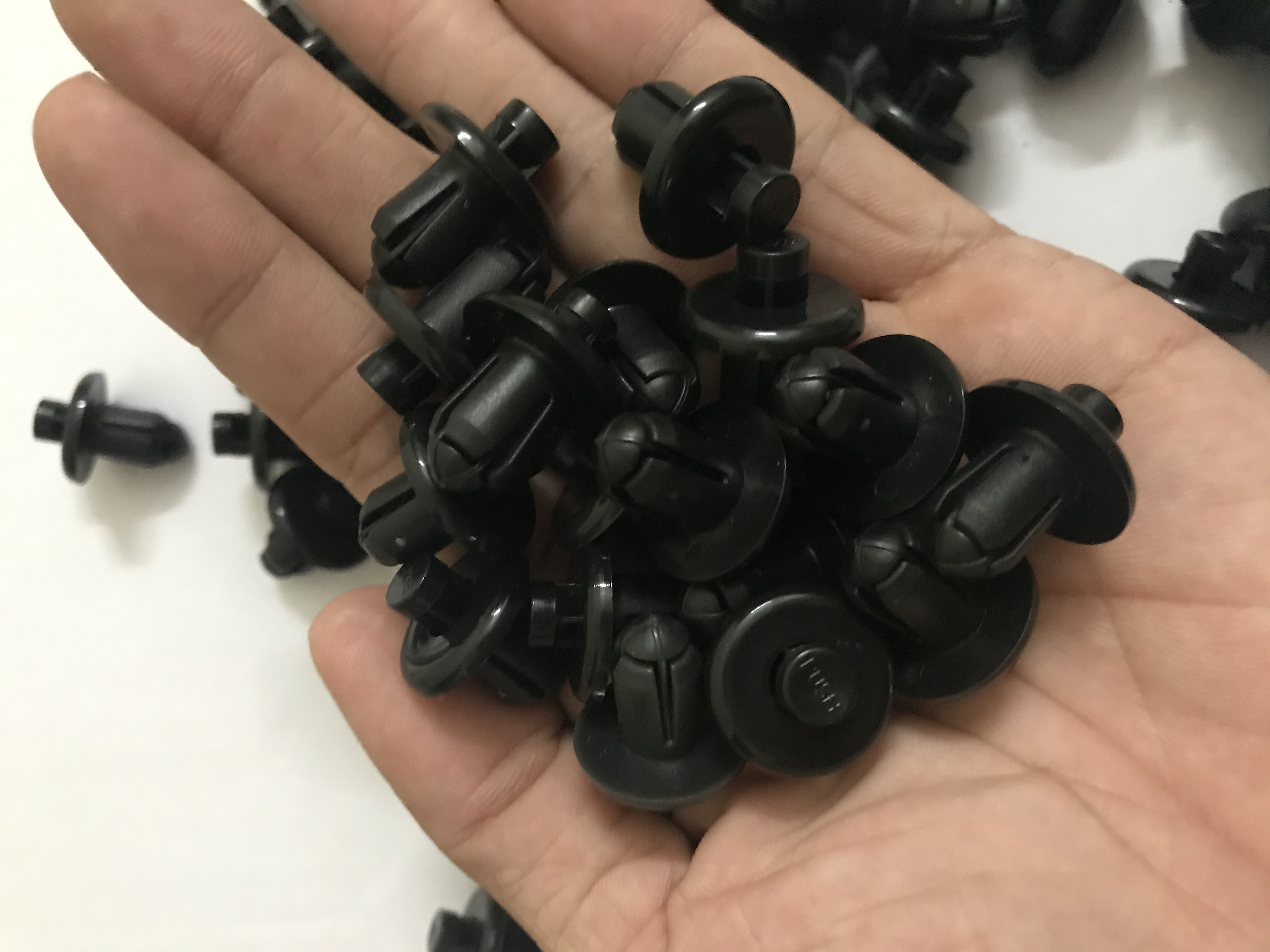 Chốt Nhựa Chốt Bấm 8mm Dàn Áo Xe