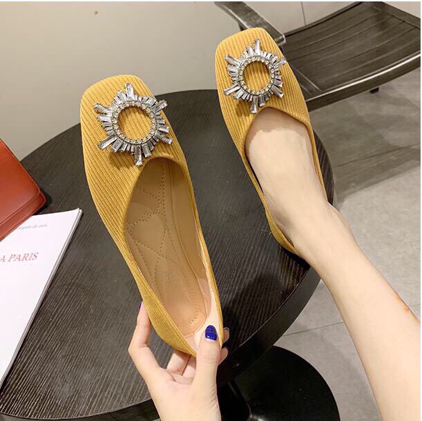 giày búp bê đá tròn lấp lánh trên mũi giày