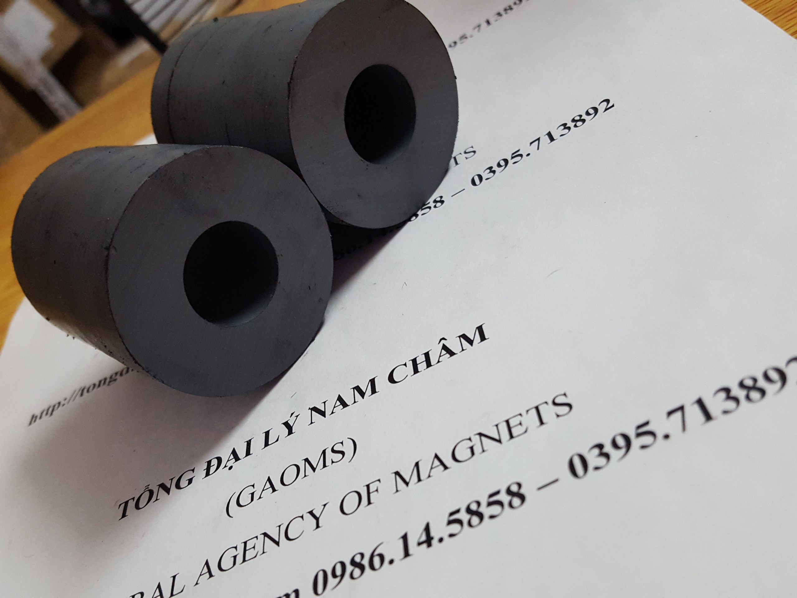 2 viên nam châm đen 45x8 lỗ 19mm