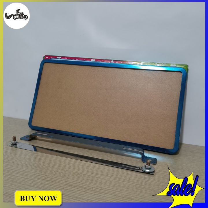 Ốp biển số xe ô tô gồm khung viền titan và tấm mica kích thước mới dùng chung cho hầu hết các xe