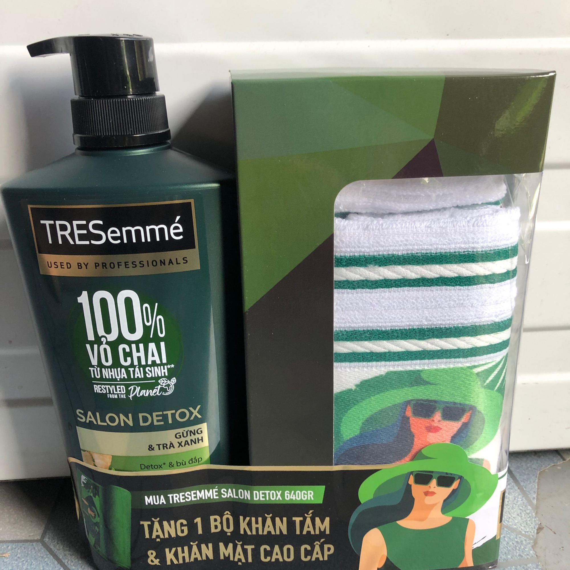 Dầu Gội TRESemmé Salon detox 640g màu xanh tặng khăn