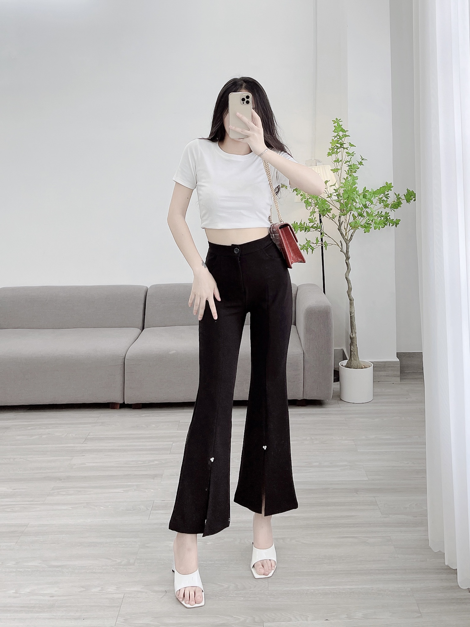 Quần ống loe xẻ trước có đính hạt tạo điểm nhấn
