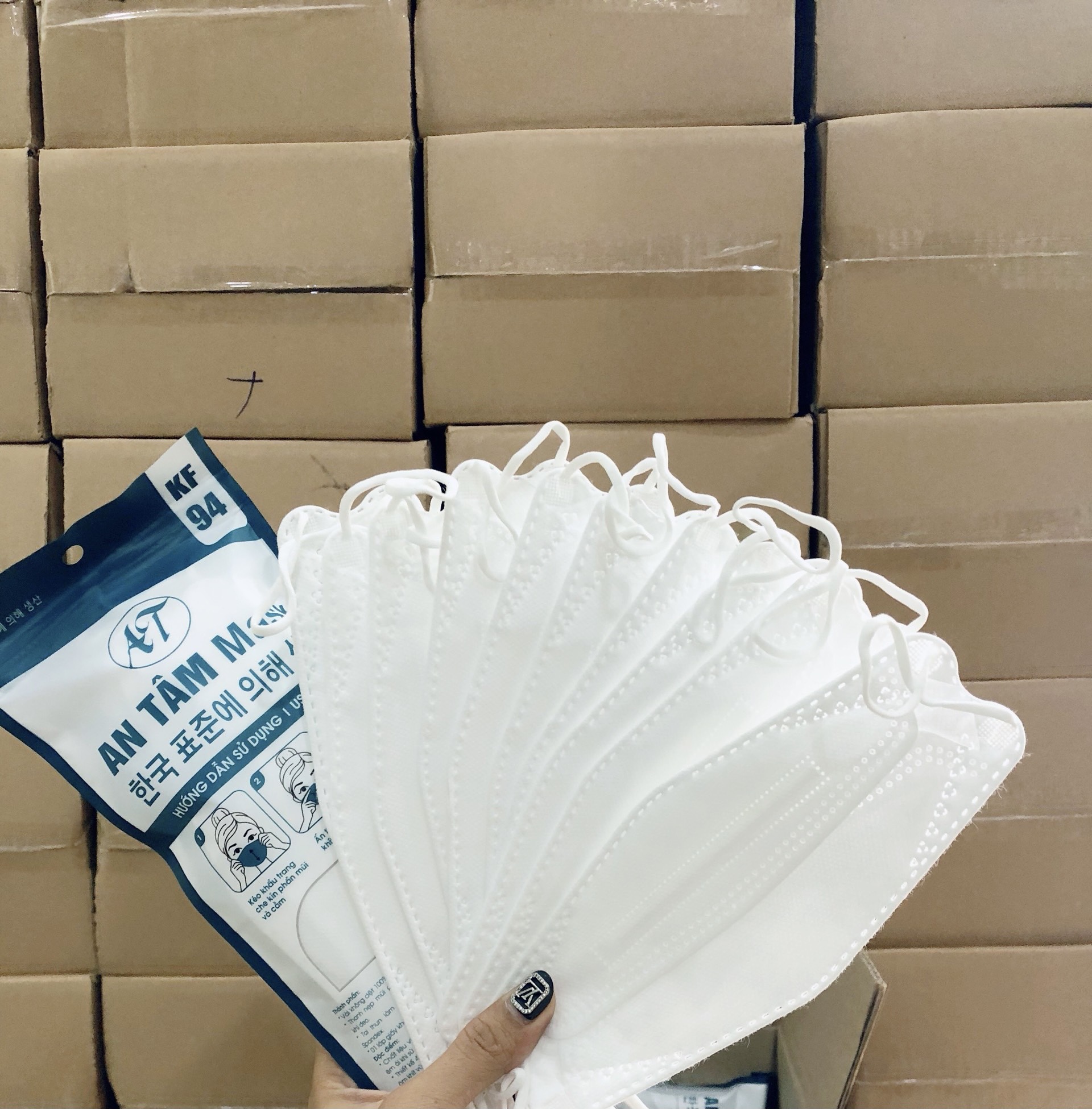 Thùng 300 chiếc khẩu trang kf94 an tâm 4 lớp màu trắng