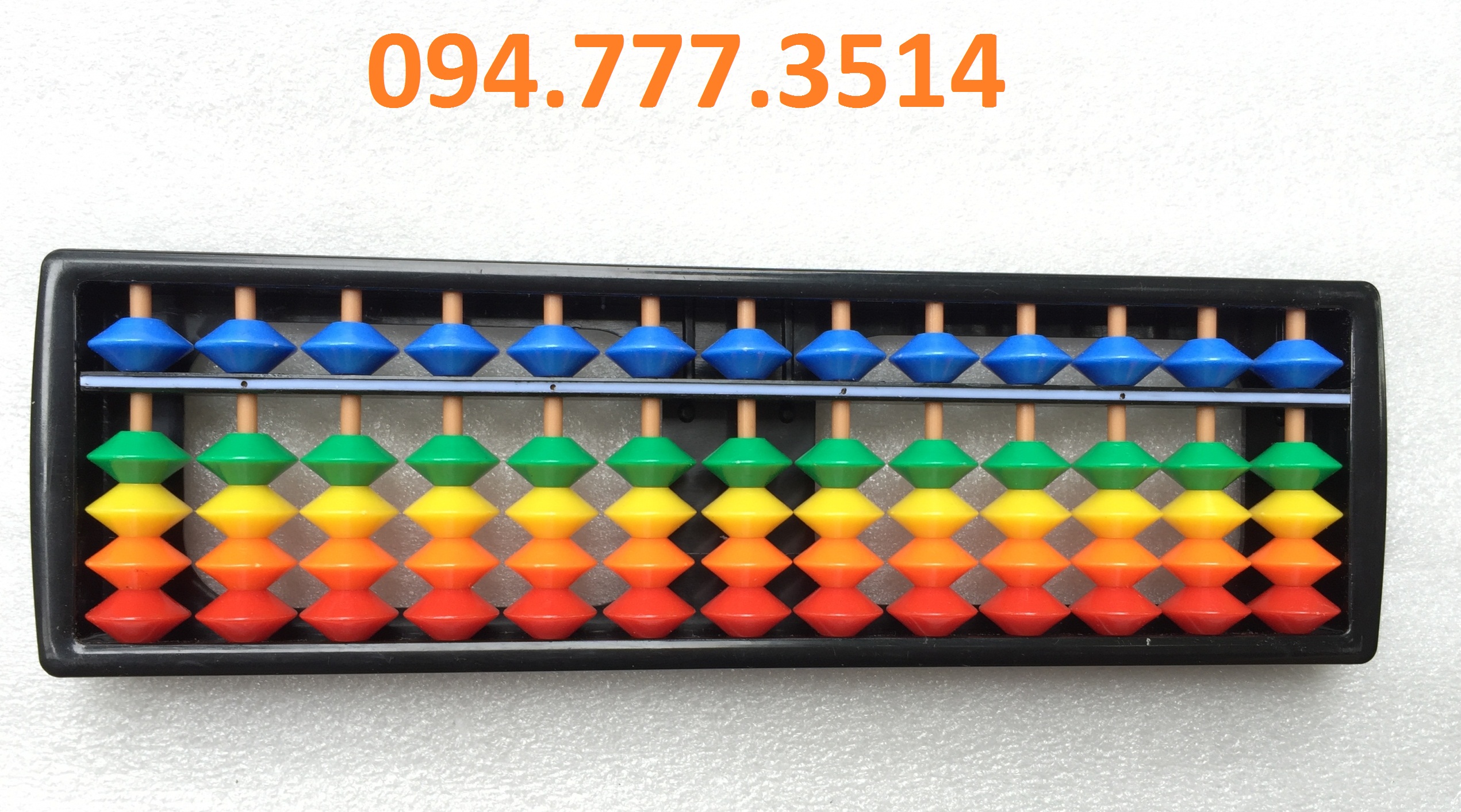 Bàn tính Soroban 13 cột nhiều sắc màu, chất liệu nhựa an toàn, không mùi, thích hợp với trẻ từ 4 tuổi học các chương trình bàn tính để rèn luyện và phát triển tư duy