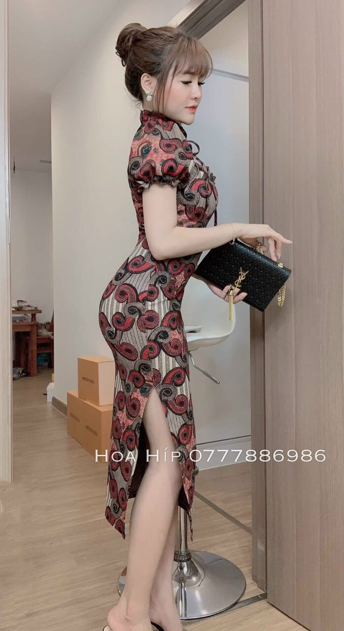 Đầm body họa tiết hình khối cổ tàu hở ngực