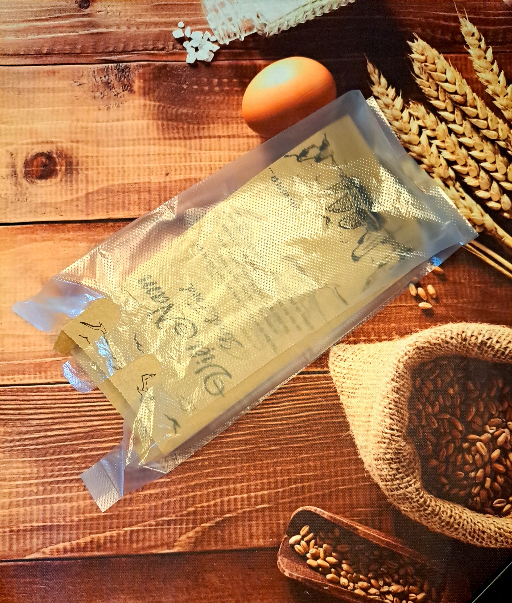 Túi xốp trắng đựng một ổ bánh mì