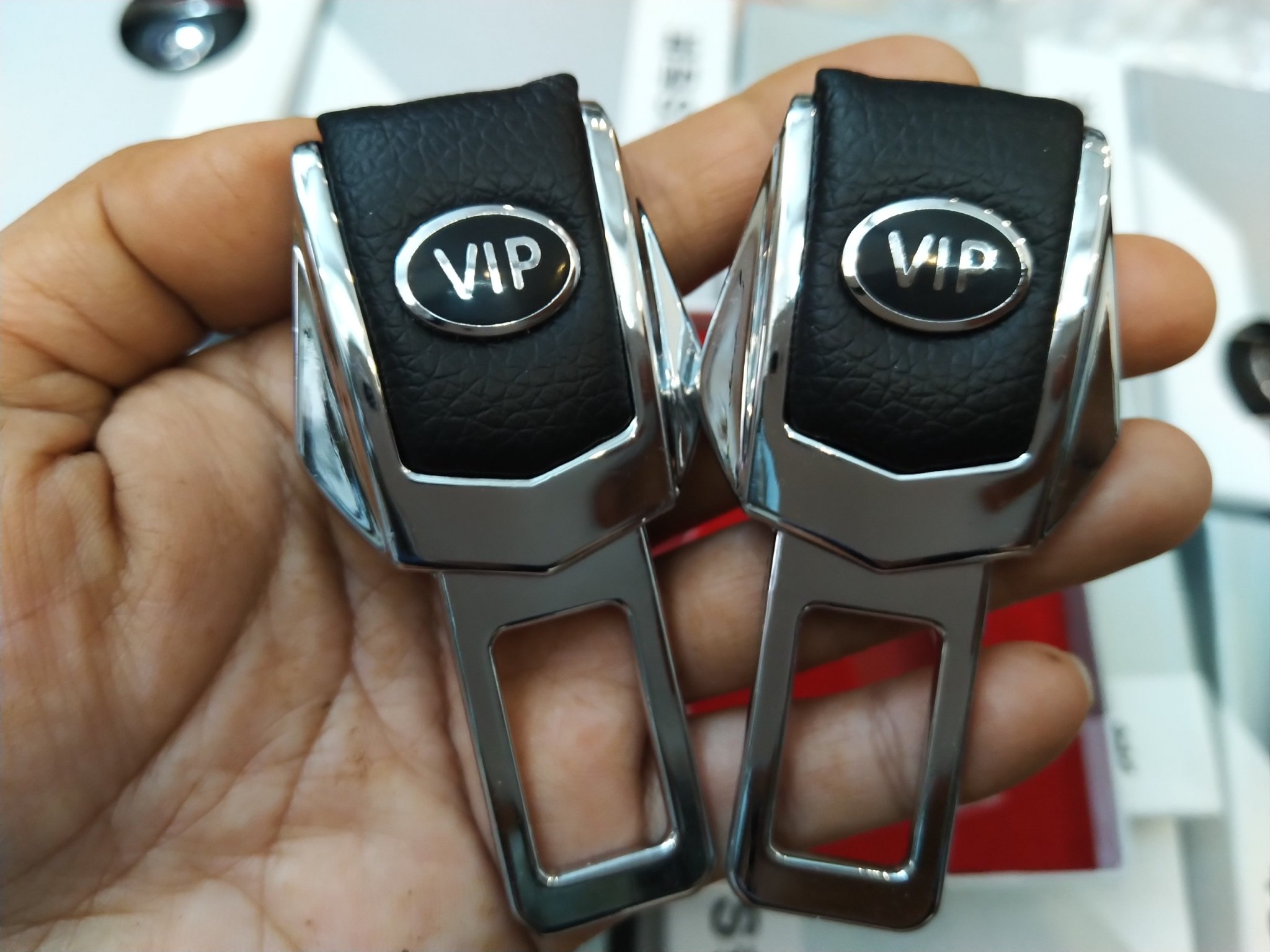 1 bộ 2 cái chốt dây đai an toàn ngắt chuông cảnh báo gắn logo VIP dùng được cho mọi hãng xe