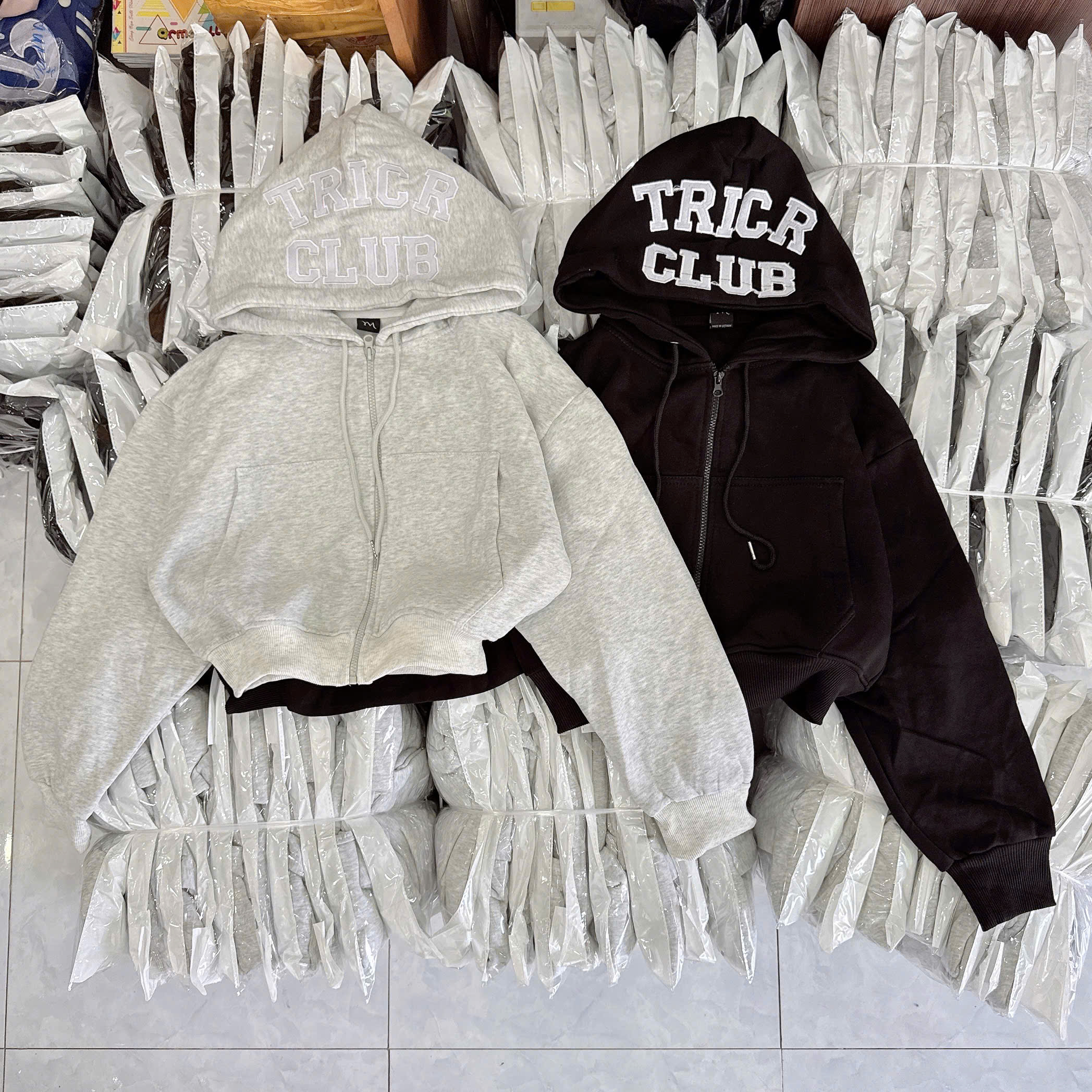 Áo Hoodie Cropped Khóa Kéo Thêu TRICR CLUB – Áo Khoác Nỉ Form Rộng Phong Cách Hàn Quốc
