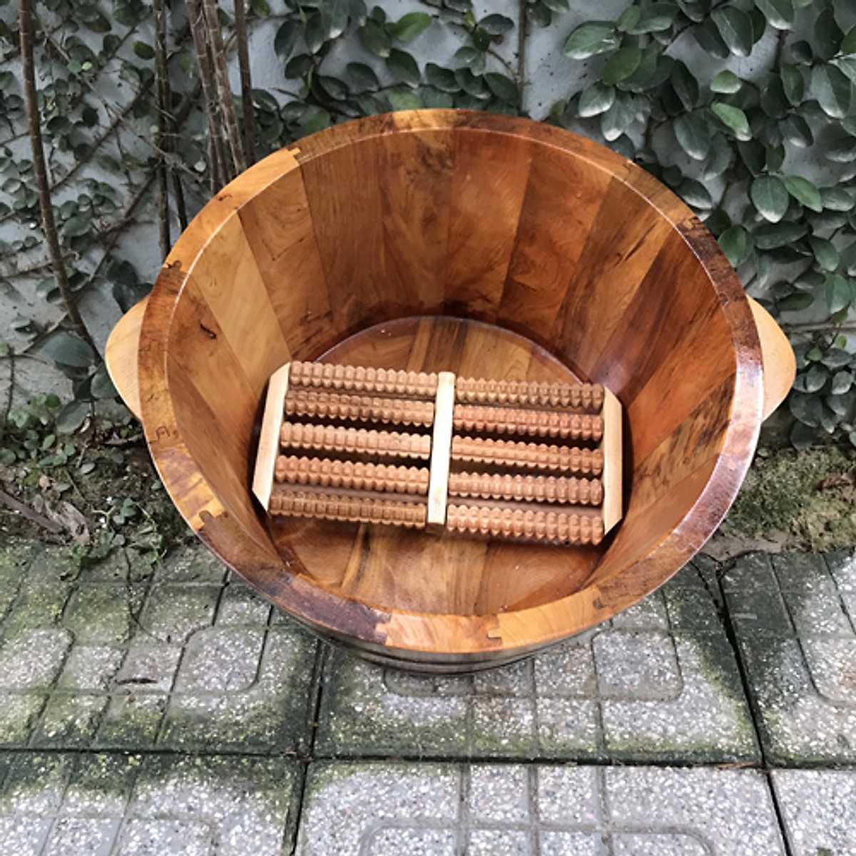 Chậu ngâm chân gỗ Pơmu kèm bàn lăn massage