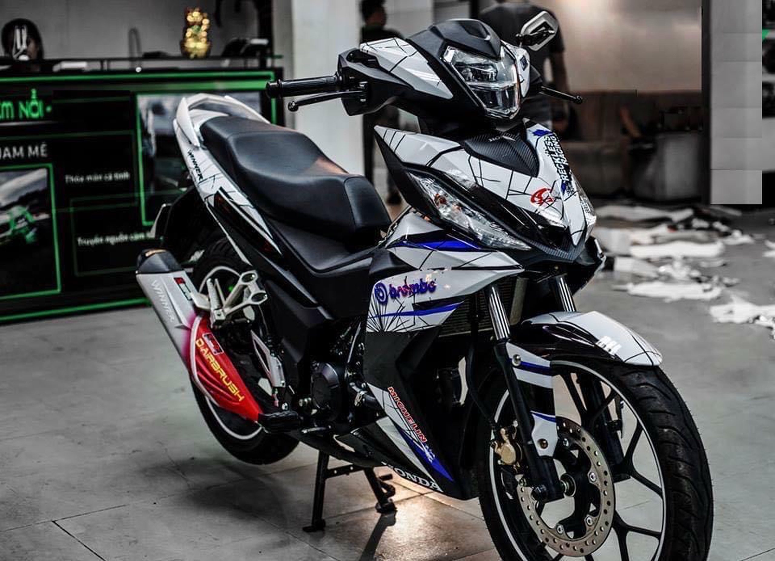 Tem Trùm Winner Trắng Đen Brembo