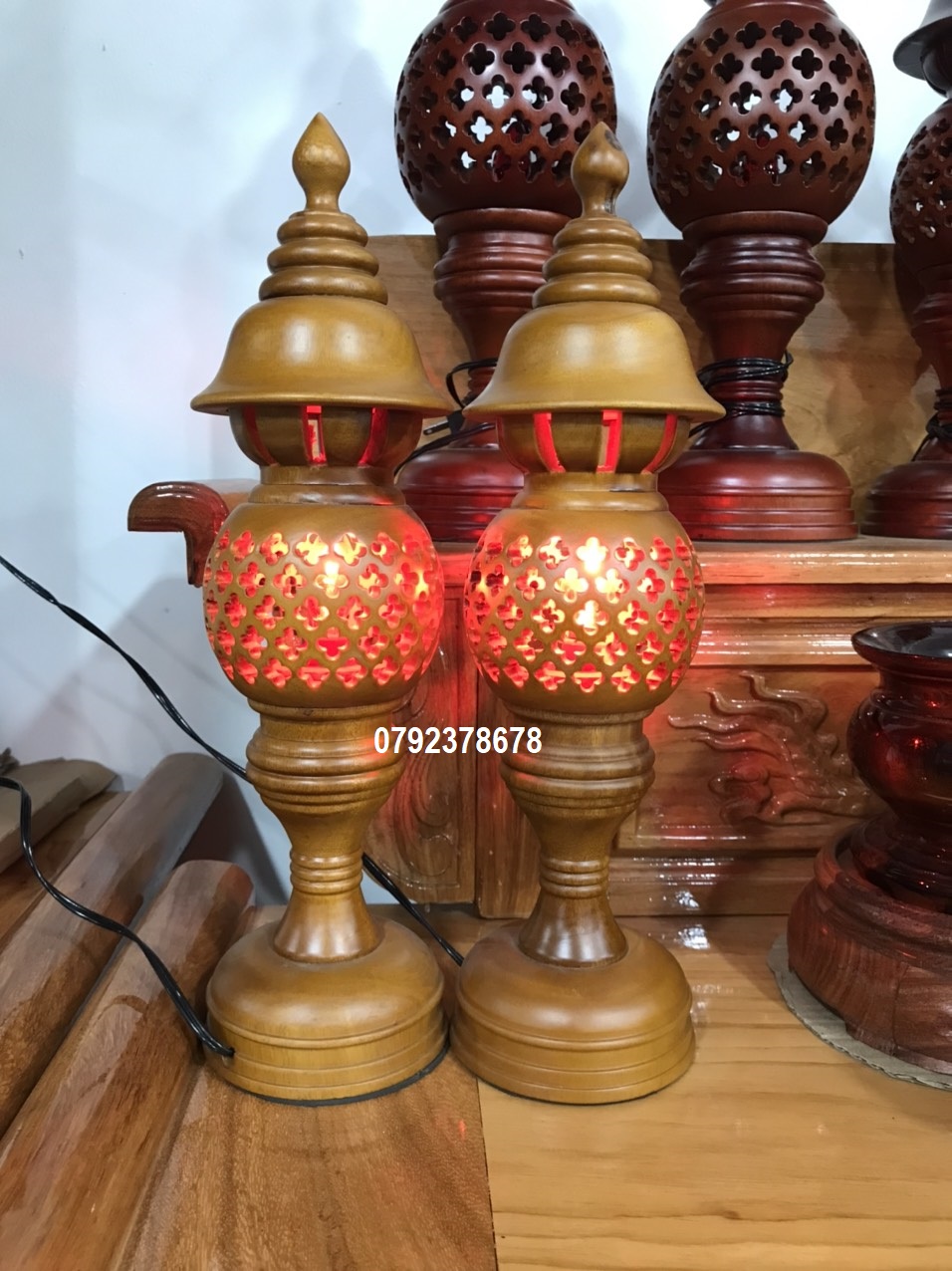 Freeship cặp đèn tổ ông gỗ tràm cao 38cm màu vàng trang trí bàn thờ