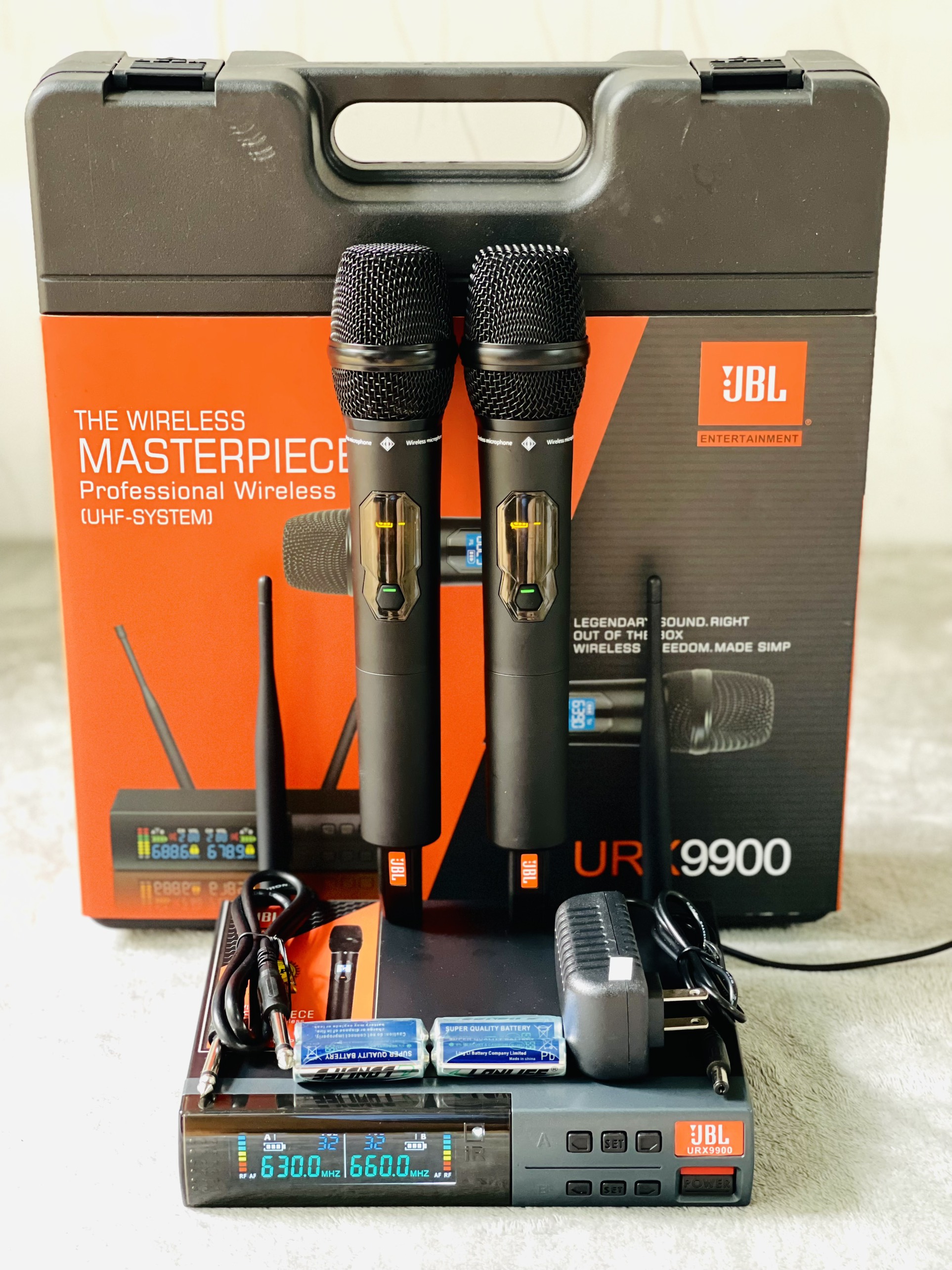 Micro Karaoke Hay, Micro Chống Hú Cao Cấp, Micro Không Dây Karaoke Gia Đình, Mic Không Dây URX9900 Âm Thanh Hay Chống Hú Tốt, Bắt Giọng Tốt, Dễ Dàng Kết Hợp Với Thiết Bị Âm Thanh Khác Như Amply, Loa Kéo, Vang, Mixer.