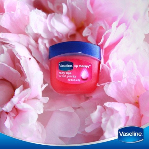 Dưỡng môi vaseline cực thích