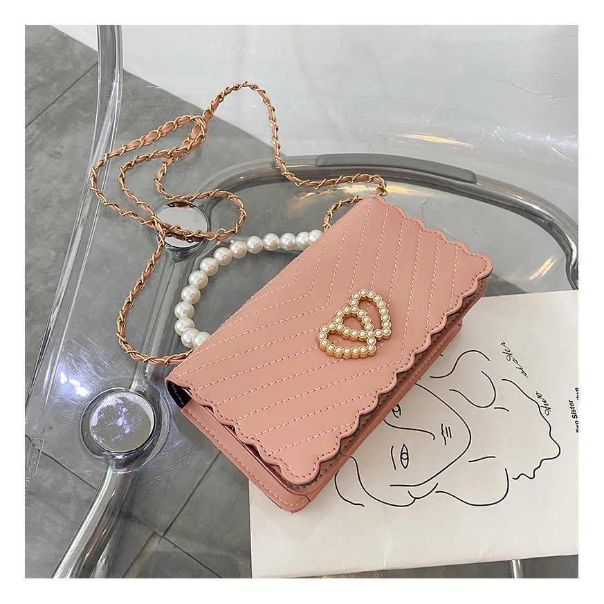 Túi xách đeo chéo hoạ tiết hình trái tim hót nhất 2022