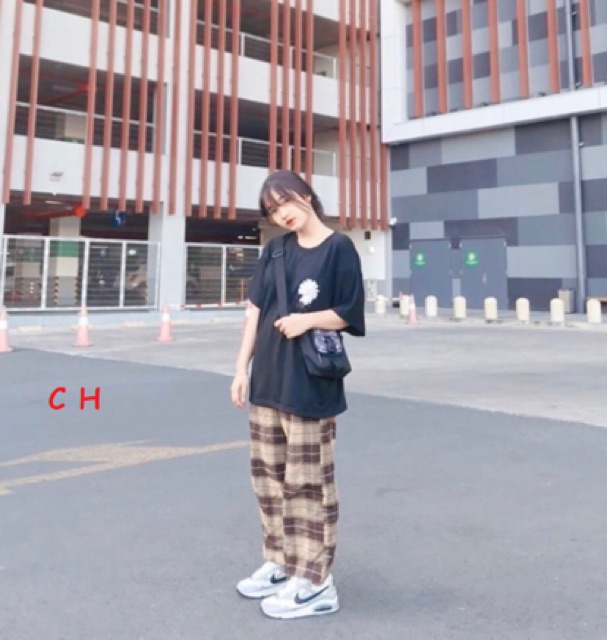 Sản phẩm Sét bộ áo hoa cúc và quần kẻ sọc vàng