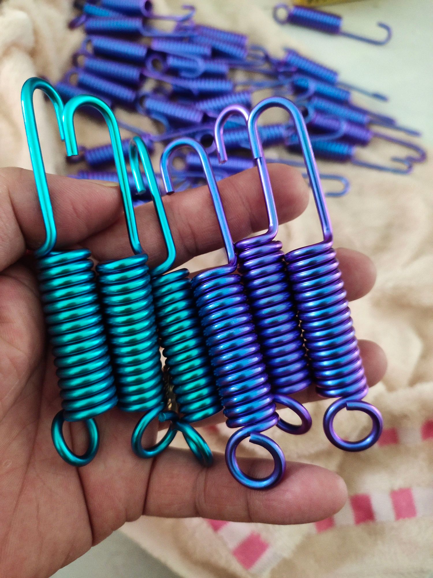 lò xo chân chống xe tay ga titan gr5 xanh tím