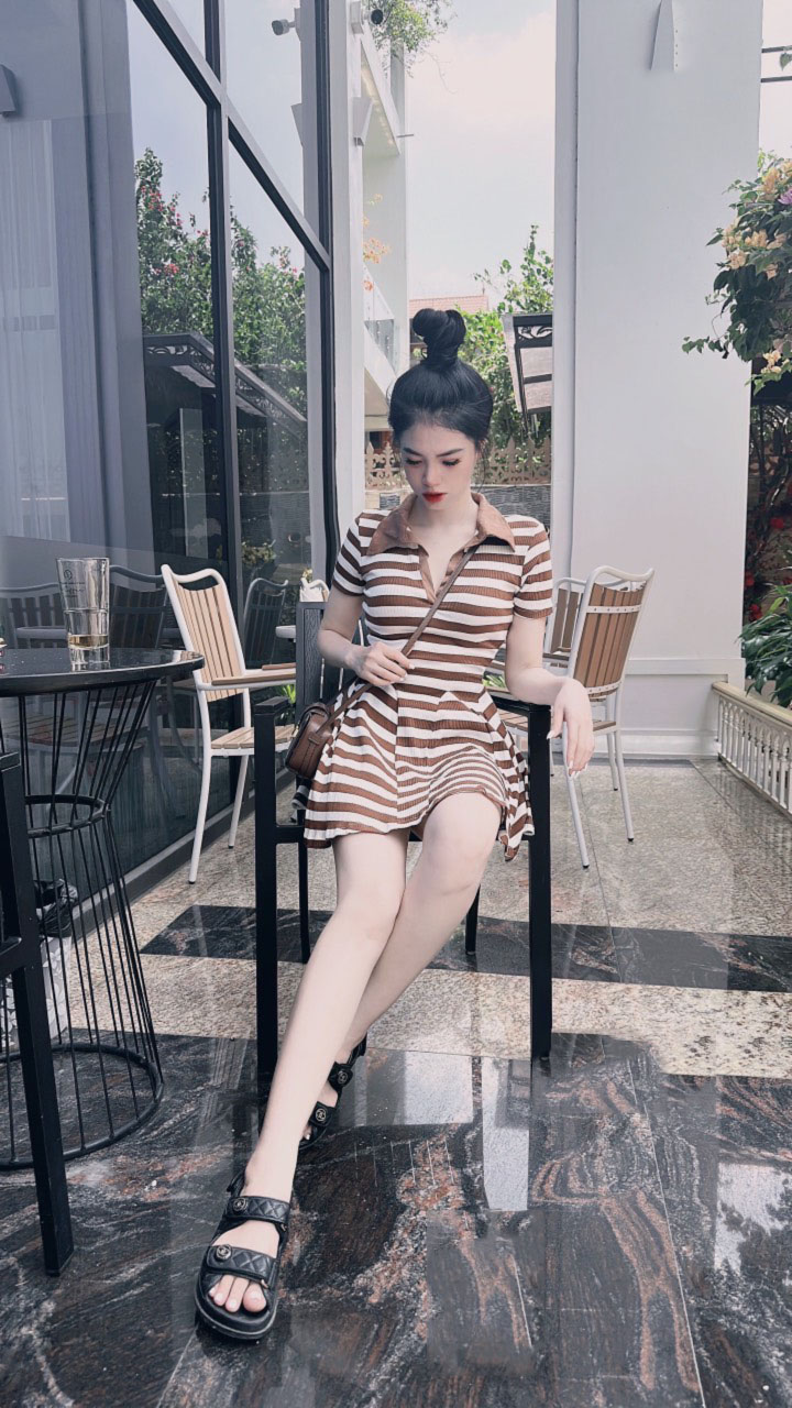 Set áo crop và chân váy chất ren sọc ngang màu đen cao cấp